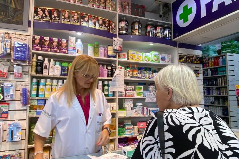 El sector advirtió que los afiliados del PAMI serán los más perjudicados por la falta de remedios. Desde la COFA exigieron trabajar en conjunto, en forma urgente, con autoridades sanitarias y financiadores para regularizar las deudas antes de fin de mes. Sin una solución inmediata la cadena de suministros se verá interrumpida, afectando el acceso a tratamientos esenciales de miles de pacientes en todo el país.