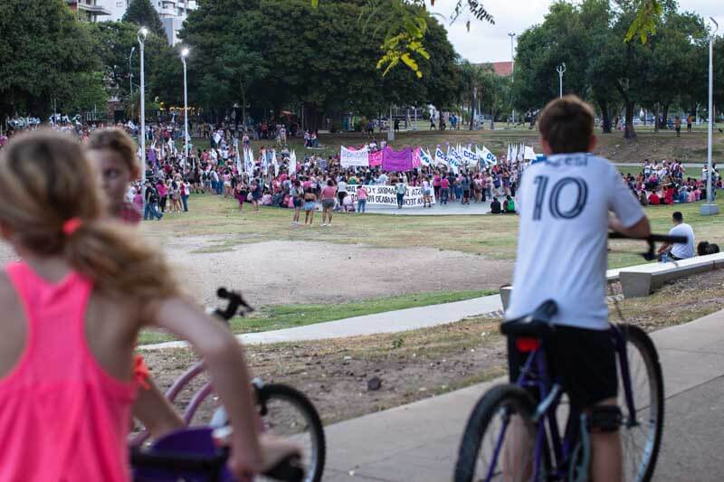 ¿Qué está pasando en la sociedad para que la lucha por los derechos de las mujeres pierda acompañamiento? Reflexionar sobre esta cuestión es fundamental para mantener viva la memoria y la exigencia de justicia. 