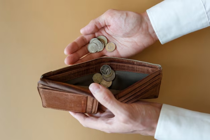 Los datos que no están contemplados en esta estadística son los del alquiler, cuya influencia es clara con el desafío de llegar a fin de mes, el cual se ve aumentado con la inestabilidad laboral. Aun cuando el gobierno nacional ostenta la suba de los montos salariales promedio como un logro, no resalta que los trabajadores continúan con sueldos que están más de un punto por debajo de la inflación, lo que solo les permite llegar hasta el día 18 de cada mes.