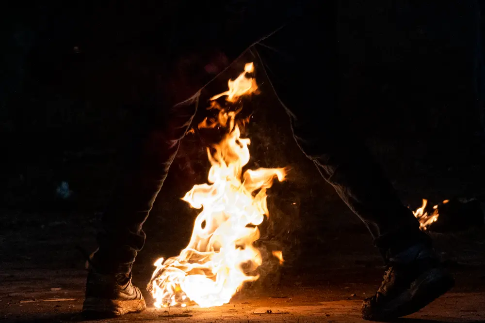 Con la participaci&oacute;n de vecinos de distintas edades comenz&oacute; el juego de la pelota tat&aacute;, una esfera confeccionada con materiales combustibles que, una vez encendida, es lanzada entre los participantes como parte de uno de los rituales m&aacute;s divertidos.
