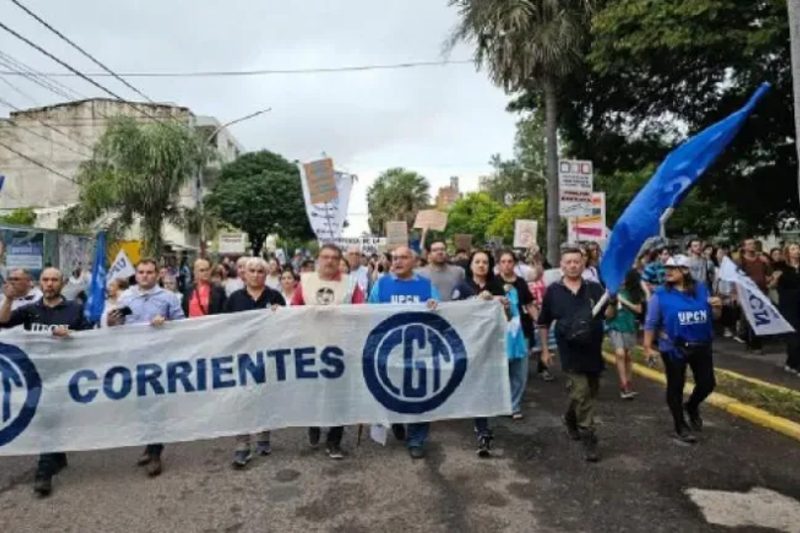 Sindicatos estatales y privados de Corrientes se plegarán hoy a la movilización convocada. Está previsto que se congreguen en la plaza Vera a las 17, desde conde comenzarán la manifestación. El abanico de reclamos va desde mejoras salariales y el rechazo a los recortes, implementados por el Gobierno nacional, hasta la solidaridad con los jubilados y el repudio a las declaraciones de Javier Milei sobre Malvinas.