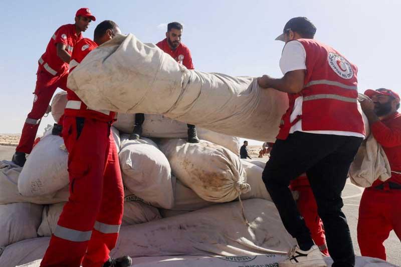 Desde hace diez semanas, Israel impide el ingreso de alimentos, medicinas y ayuda humanitaria, mientras intensifica su campaña militar sobre Gaza, donde viven 2,3 millones de personas. Las cocinas comunitarias son hoy la única fuente de alimento para miles de familias, pero muchas ya están cerrando por falta de insumos.

Israel argumenta que el bloqueo busca presionar a Hamás para liberar a rehenes, y sostiene que no reabrirá el acceso hasta que controle la distribución de la ayuda.