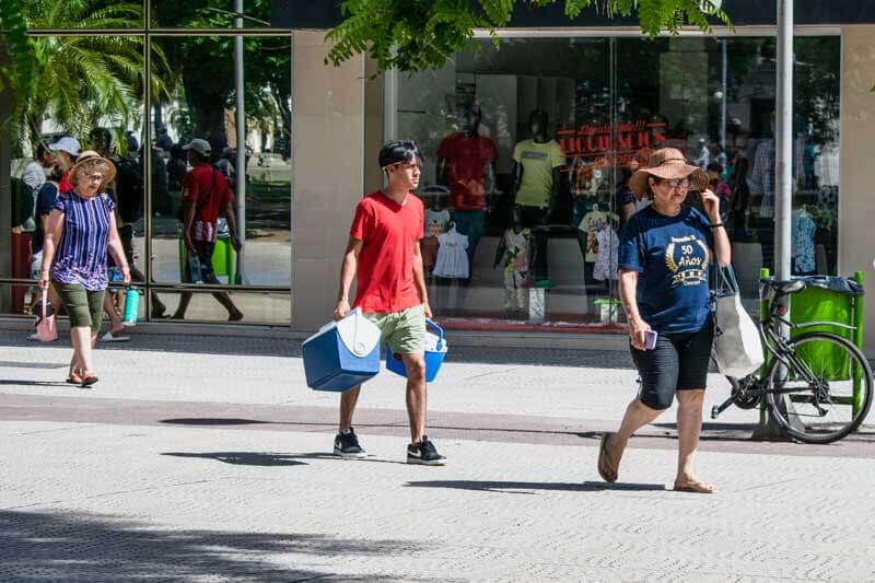 El nivel amarillo implica un efecto leve a moderado en la salud, aunque las condiciones pueden resultar peligrosas para niñas y niños, personas mayores de 65 años y quienes padecen enfermedades crónicas. Desde el SMN recomendaron mantenerse bien hidratados, evitar la exposición al sol en las horas centrales del día, usar ropa liviana y prestar especial atención a los grupos de riesgo durante este período de calor intenso.