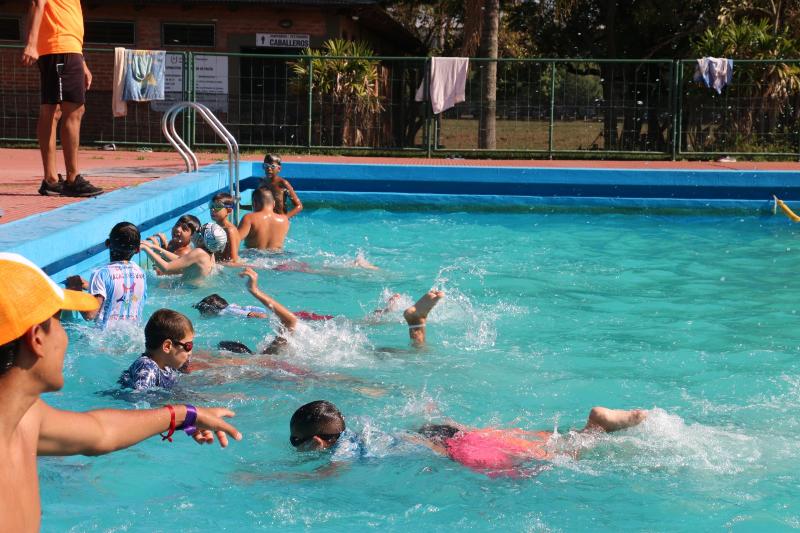 Las piletas funcionan en un horario accesible -desde las 14 hasta las 19- y con un sistema de control que permite garantizar el uso exclusivo por parte de quienes integran la universidad (presentación de recibo de sueldo, carnet de Issune u otra documentación válida que acredite su pertenencia a la institución). Asimismo, la UNNE el viernes 6 promoverá actividades gratuitas en las playas, mediante su programa central de salud.