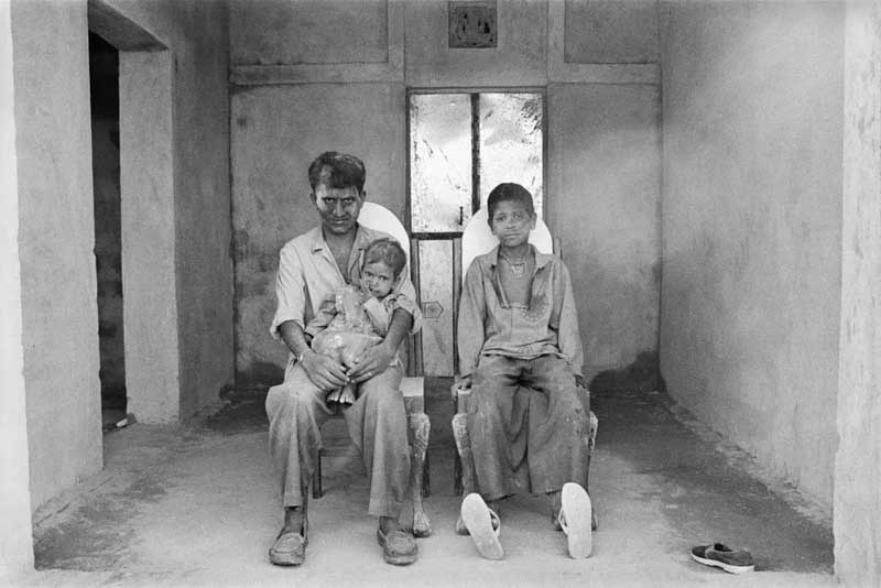 Su trabajo captura un amplio espectro de la vida en estas comunidades, desde años de sequía hasta tormentas de monzones, epidemias y celebraciones, brindando una mirada íntima y conmovedora a la realidad de las personas que habitan en estas regiones desérticas.