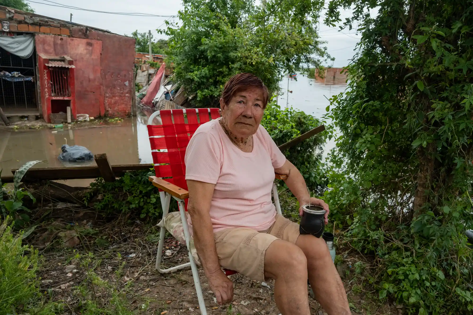 Una casa reúne mucho más que paredes y pertenencias: contiene años de trabajo, recuerdos, rutinas y una forma de vida construida con esfuerzo. Cuando el agua avanza, perder esos espacios significa también enfrentar la incertidumbre de no saber qué será posible recuperar ni cuándo se podrá regresar.