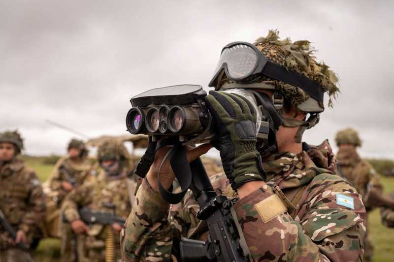 El texto reconoce un deterioro histórico del Sistema de Inteligencia Nacional y menciona episodios como los atentados a la Embajada de Israel y la AMIA, así como la muerte del fiscal Alberto Nisman. También repasa transformaciones recientes de la SIDE y define diez lineamientos que incluyen disputa global de poder, riesgo de desinformación, terrorismo con conexiones transnacionales, crimen organizado con presencia regional y el fortalecimiento de la contrainteligencia. El decreto ordena además elaborar una nueva Estrategia de Inteligencia Nacional para adecuar el sistema a los desafíos actuales.