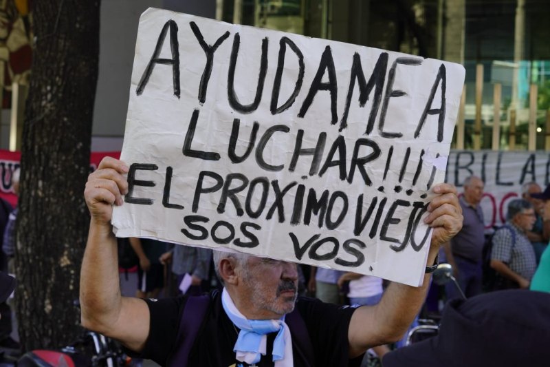 Dieron a conocer una convocatoria para movilizarse frente al Congreso acompañando a la ya tradicional marcha de la clase pasiva, la cual todas las semanas en este día realiza reclamos salariales, la restitución de la cobertura de medicamentos y la renovación de la moratoria previsional, que vence a fines de mes. Confirmaron su participación -además- miembros de la Confederación General del Trabajo, diputados nacionales de Unión por la Patria y del Frente de Izquierda.