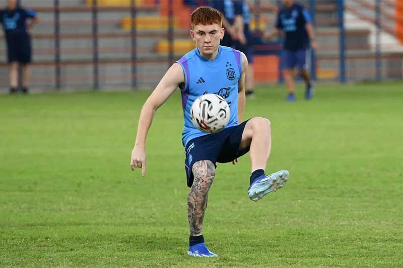 Argentina formaría con Leandro Brey, Joaquín García, Gonzalo Luján, Nicolás Valentini, Valentín Barco, Ezequiel Fernández, Juan Sforza, Cristian Medina, Thiago Almada, Santiago Castro y Pablo Solari.