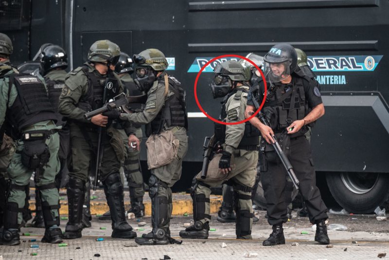 La entidad que mostró las imágenes inculpatorias es “mapa de la policía”, iniciada como una plataforma web en 2022, para identificar situaciones de violencia institucional en la CABA, promovida por organizaciones como el Centro de Estudios Legales y Sociales (CELS), el Equipo de Investigación Política (Edipo) y el Movimiento de Trabajadores Excluidos (MTE). Desde el año pasado, en virtud de la ferocidad con la que el Gobierno frena a las marchas, se ocupa de reconstruir los operativos orquestados por el Gobierno.