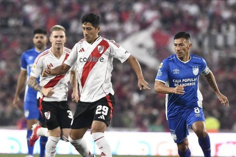 Los de la banda manejaban la pelota, con un Mastantuono que recibía y picaba para buscar la devolución, mientras el resto tuvo la claridad necesaria para distribuir la pelota y darle profundidad a su equipo. Facundo Colidio pudo romper la barrera creada por el guardameta visitante con un remate que entró contra el palo derecho, cuando promediaba el segundo tiempo. Hacia el final Simón fue expulsado innecesariamente, pero no influyó en el juego.