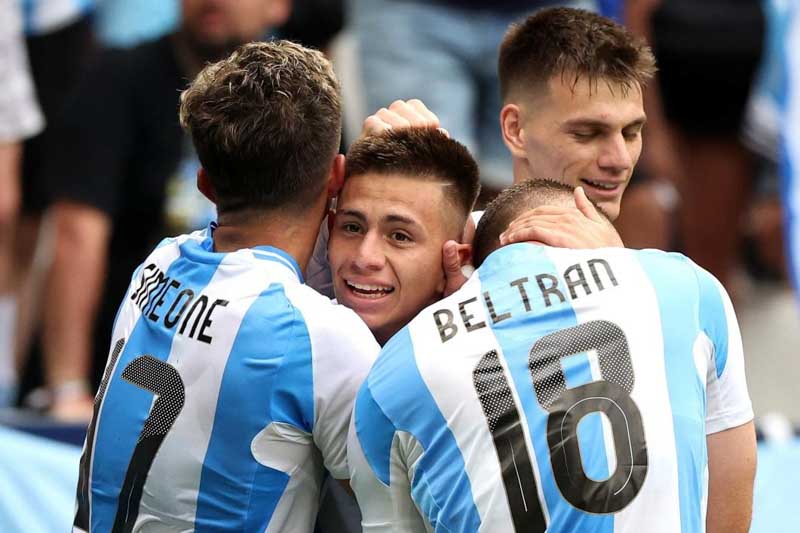 Mientras cedía la posesión y aguantaba las embestidas ucranianas, los tantos del combinado argentino fueron anotados por Thiago Almada, un golazo al inicio del complemento, y de Claudio Echeverri, quien cuando moría el partido encontró un balón perdido y la empujó a la red.