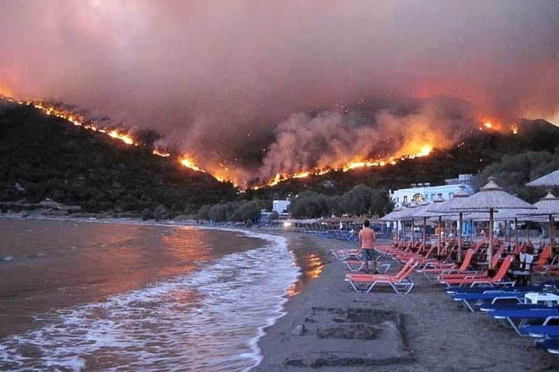 El martes por la mañana las condiciones meteorológicas fueron más favorables y el comando del cuerpo de bomberos determinó que el incendio ya no tenía frentes activos, y avisó que estaban concentrando sus esfuerzos en extinguir las llamas en centenares de áreas de combustión lenta. 