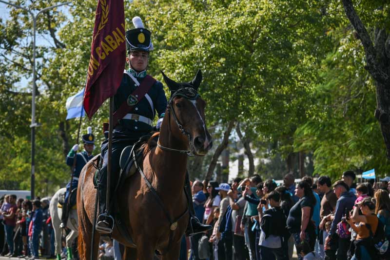 Cada cuerpo marchó con uniformes de ceremonia, respetando el protocolo oficial. 