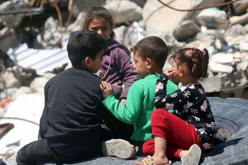 El mismo miércoles 13 también murieron por inanición 8 personas, incluidos 3 criaturas, lo que da 106 niños muertos por causas relacionadas con el hambre, desde octubre de 2023, sumando un total de 235 pequeños. Según el Organismo de Obras Públicas y Socorro de las Naciones Unidas para los Refugiados de Palestina en Oriente Próximo, “más de 40.000 niños murieron o resultaron heridos debido a bombardeos y ataques aéreos”.