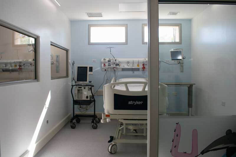 Se compone de una unidad de terapia intensiva especializada, enfocada en la  seguridad y organización de los tratamientos. Antes solo había 4 camas de recuperación en una sala compartida.