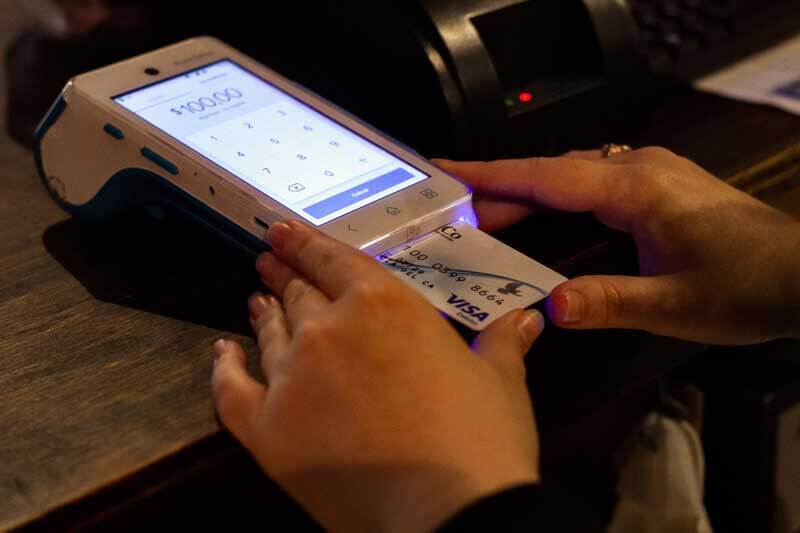 moneda-pesos-dolares-bimonetario-banco centra-economia-compras-tarjetas