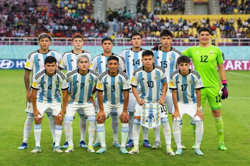 La probable formación determinada por Diego Placente: Jeremías Florentín, Dylan Gorosito, Juan Giménez, Tobías Palacio, Juan Manuel Villalba u Octavio Ontivero, Mariano Gerez, Valentino Acuña, Santiago López, Claudio Echeverri, Ian Subiabre, Agustín Ruberto.