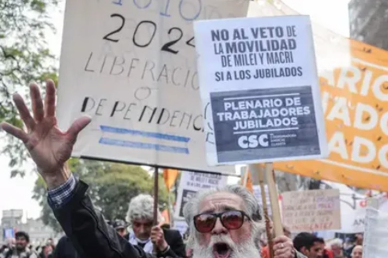 El documento señala que “la fórmula anterior, en el tiempo, hubiera sido superadora para los haberes jubilatorios, y se la eliminó intencionalmente antes de que se produjeran las mejoras”, y denuncia que la modificación por decreto se produjo en el “preciso momento en que la fórmula anterior podría haber significado una mejora real en los haberes”.