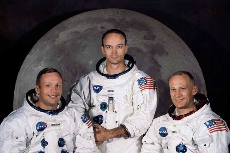 Hay que decir que, en realidad, el comandante Neil Armstrong pisó la superficie del satélite terrestre el 21 de julio de 1969, a las 2.56 UTC (hora internacional), unas seis horas y media después del alunizaje del módulo lunar Eagle en un mar lunar. 