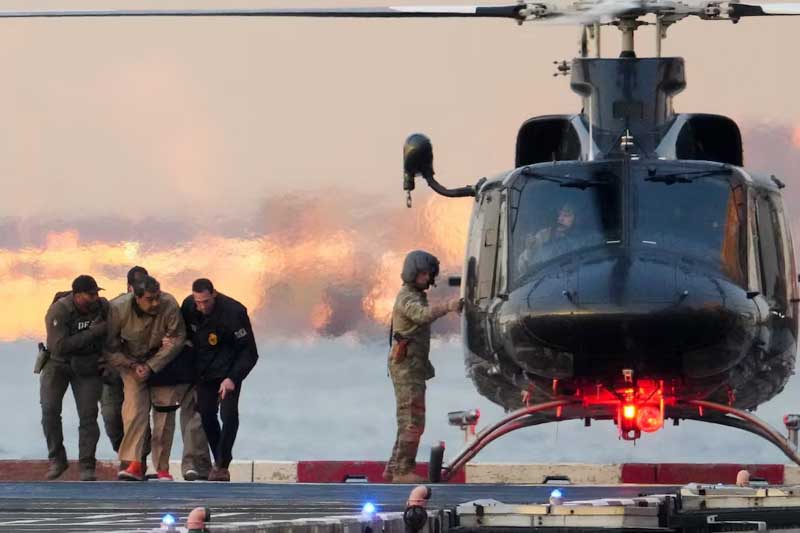 Por su parte, el Departamento de Justicia de Estados Unidos publicó la acusación formal no sellada contra Maduro, Flores y otros cuatro imputados, entre ellos Nicolás Ernesto Maduro Guerra, Diosdado Cabello y el líder del Tren de Aragua, Héctor Rusthenford Guerrero Flores. La imputación sostiene que el mandatario venezolano encabezó durante al menos 25 años una estructura criminal vinculada al narcotráfico, el uso de armamento de guerra y el denominado “narcoterrorismo”, utilizando el aparato estatal para facilitar rutas seguras, protección institucional y documentación oficial. De confirmarse los cargos, tanto Maduro como su esposa podrían enfrentar penas que alcanzan la prisión perpetua.