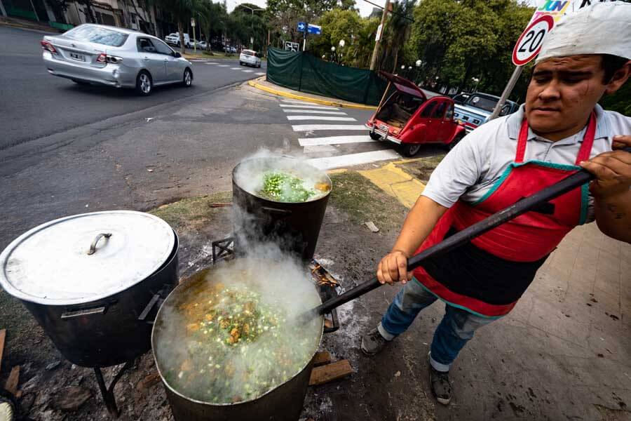 Además, la disponibilidad de múltiples puntos de venta en diferentes barrios de la capital facilita el acceso a estas delicias culinarias. El espíritu emprendedor y solidario se hace evidente en cada rincón de Corrientes en este día especial