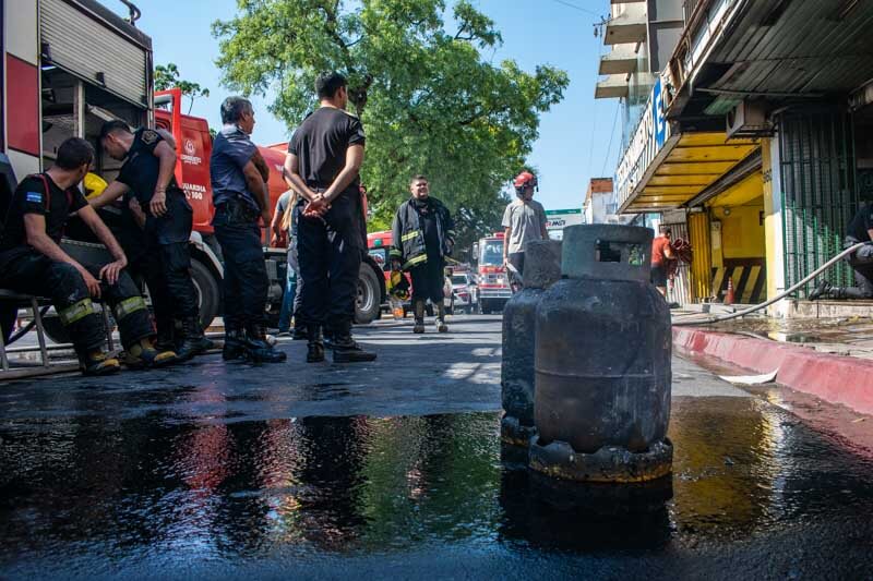 Tras esta situación el tránsito estuvo interrumpido, los bomberos lograron sofocar el incendio y evitar mayores pérdidas. 