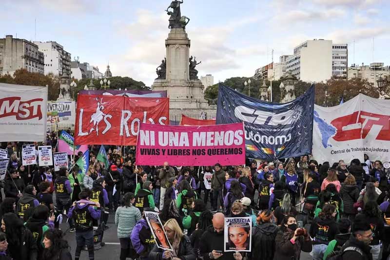 En Buenos Aires se concretó la misma movilización, con concentración frente al Congreso nacional, que tuvo como ejes el recuerdo de Nora Cortiñas (cofundadora de Madres de Plaza de Mayo y fallecida a los 94 años el 30 de mayo último) y el triple “lesbicidio” de Barracas. Además aseguraron que la gestión presidencial “instauró la crueldad y el odio como política de estado”, destacando que la violencia es social y económica.