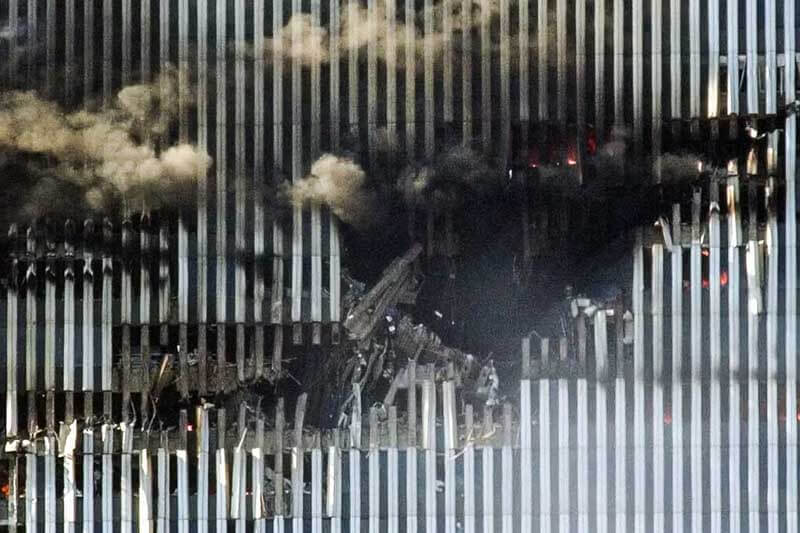 El Boeing de American Airlines, que se incrustó entre el piso 94 y el 98 de la torre norte abrió un mortal hueco que generó el derrumbe.