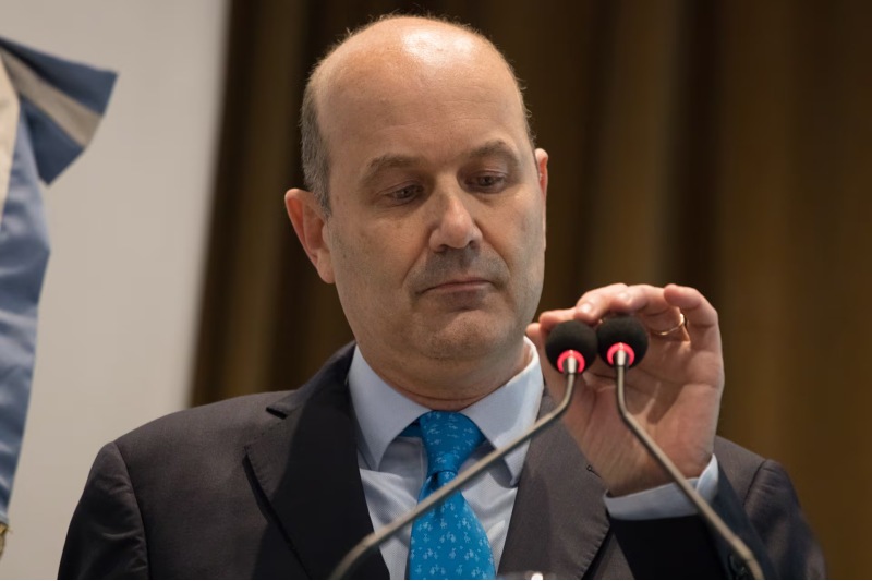 Este hecho se dio a conocer tras la noticia de que, contraviniendo la línea de “alquiler cero” que promueve la administración libertaria, el ministro en vez de achicar el Estado lo agrandó alquilando con fondos públicos: firmó un contrato por $720 millones para mudar sus oficinas ministeriales a un edificio de lujo ubicado a pocas cuadras de la Rosada. Las nuevas dependencias consisten en cuatro pisos y 24 cocheras en el centro porteño. “El Coloso”, como lo llama Javier Milei, mientras pensaba en instalarse argumentaba a favor de la reforma laboral, asegurando que los trabajadores que llegaran a enfermarse cobrarían solo el 50% de sus salarios.