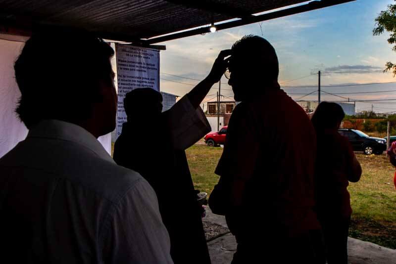 El rito comienza con la imposición de la ceniza y termina en la Semana Santa, que culmina con la celebración del Domingo de Resurrección.