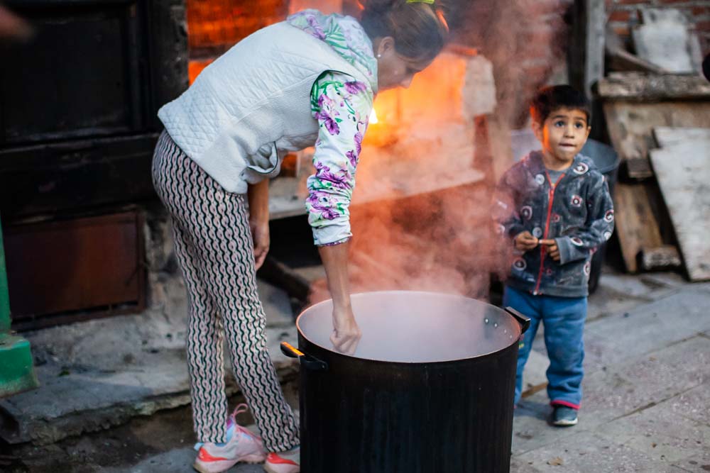 Humeante y solidaria, una gran cantidad de litros de chocolate caliente contribuye a la merienda, en una jornada de apoyo alimentario para muchos niños.