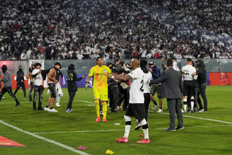 En las afueras del estadio chileno -Monumental- los ánimos estaban caldeados desde antes del partido, y se habían producido incidentes con la hinchada local tratando de ingresar. Hubo corridas, una avalancha y dos jóvenes (de 18 y 13 años) murieron al ser aplastados contra una reja. Otra versión indica que un camión hidrante policial los habría atropellado luego del aplastamiento.