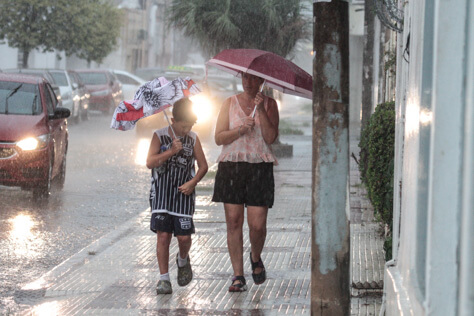 alerta amarilla-lluvia-tormenta-paraguas-granizo-clima-alerta