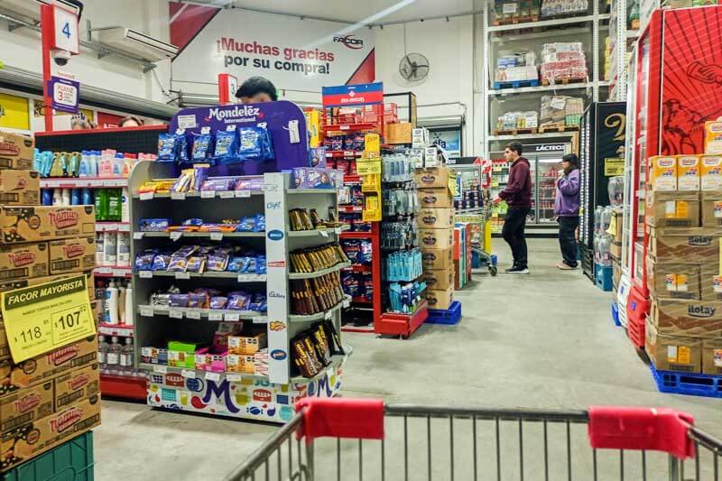 Los rubros que expresaron mayor caída entre febrero de 2025 y febrero de 2024 (que fue el segundo mes de caída del consumo masivo del Gobierno, con un 4% con respecto al mismo período de 2023) fueron bebidas sin alcohol (-18,8%); bebidas con alcohol (-16,2%); productos considerados de consumo “impulsivo” (-10,5%); artículos de limpieza de ropa y hogar (-9,7%); y productos de higiene y cosmética (-8%). 