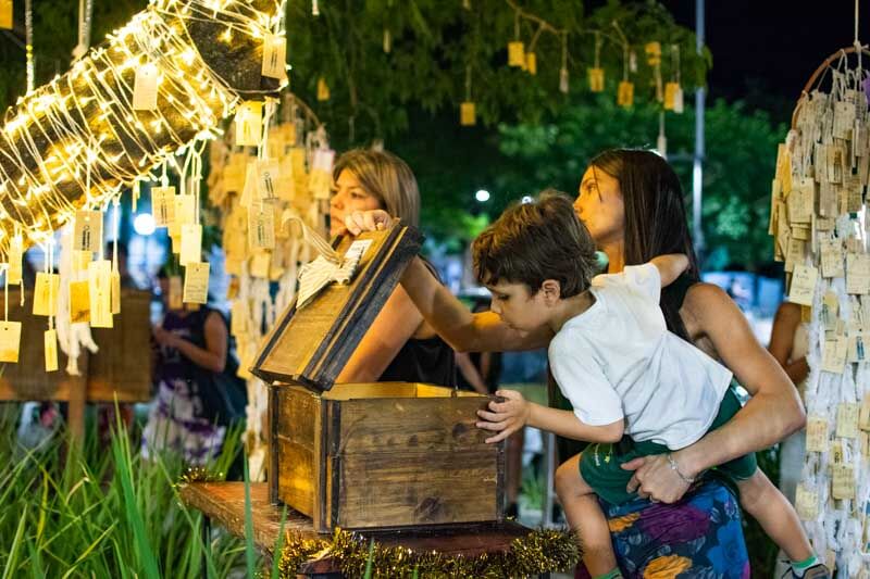 Para quienes no alcancen una tablilla, la opción de dejar su mensaje en un papelito mantiene viva la tradición. Este espacio, que antes pasaba desapercibido, ahora reúne a correntinos en un gesto de ilusión y solidaridad, recordando el espíritu navideño que celebra la familia, la fe y los sueños compartidos. ¿Ya colgaste tu deseo?