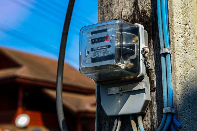 El decreto también habilita a la Secretaría de Energía a realizar controles y a fijar consumos diferenciados para las zonas frías y cálidas del país, y establece nuevos bloques de consumo base para la electricidad. Durante enero, febrero, mayo, junio, julio, agosto y diciembre el consumo subsidiado será de hasta 300 kilovatios hora (kWh) mensuales, mientras que en marzo, abril, septiembre, octubre y noviembre el tope será de 150 kWh. 