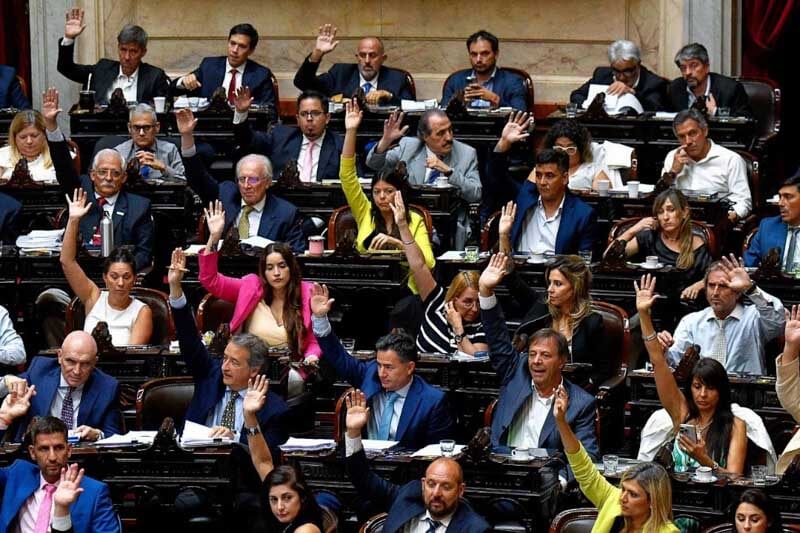 También resaltó el intento de Macri de condicionar a Milei y las contradicciones en las que este último cae permanentemente; la necesidad de conseguir acuerdos parlamentarios, debido a la fragmentación de los estamentos legislativos; y se explayó sobre el camino del crecimiento y desarrollo de la Argentina y la posibilidad de lograr trabajos bien remunerados, una baja deuda externa y una mejora en la exportación.