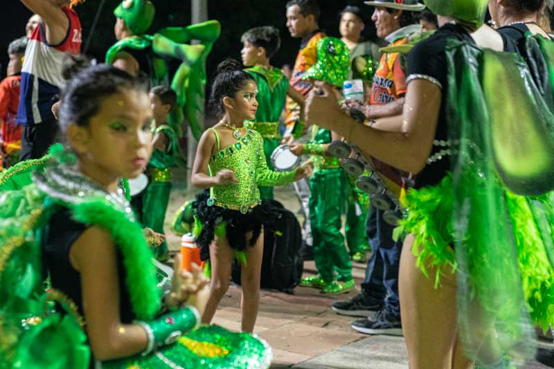 La entrada a todas las noches del carnaval será libre y gratuita. Desde la organización informaron que los vecinos podrán asistir con silletas, bebidas y comida, y solicitaron evitar el ingreso con envases de vidrio y elementos punzantes. También se pidió respetar las medidas de seguridad dispuestas en los accesos, colaborar con la limpieza del lugar utilizando los contenedores disponibles y no arrojar nieve a los comparseros. Además, se dispondrá de un espacio reservado para personas con discapacidad, al que se podrá acceder solicitando ubicación a la organización.