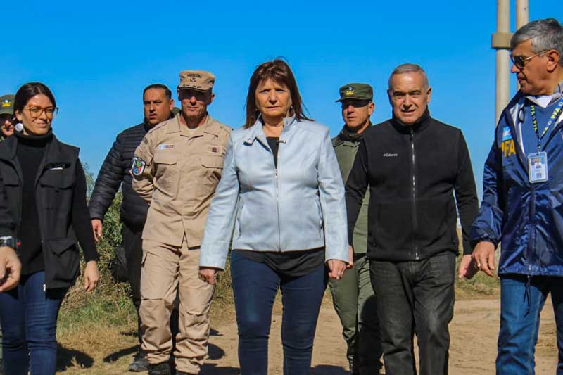 La ministra de Seguridad de la Nación arribó este fin de semana a 9 de Julio, Corrientes, apoyando a la jueza federal Cristina Pozzer Penzo y a las fuerzas federales en la búsqueda del niño perdido. Durante su visita recorrió la zona del naranjal donde se cree que pudo estar el niño y dialogó con su abuela, Catalina, quien proporcionó detalles adicionales sobre la desaparición.