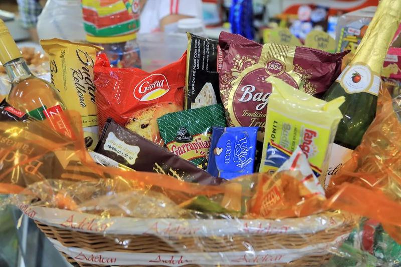 En el rubro alimenticio encabezan las subas la torta española de frutos secos (47%), el pan dulce con frutas (44%) y el turrón blando de almendra (38%), mientras que el pan dulce con chips de chocolate (9%), las garrapiñadas de maní (7%) y el champagne (1%) figuran entre los que menos variación tuvieron. Asimismo, el estudio 