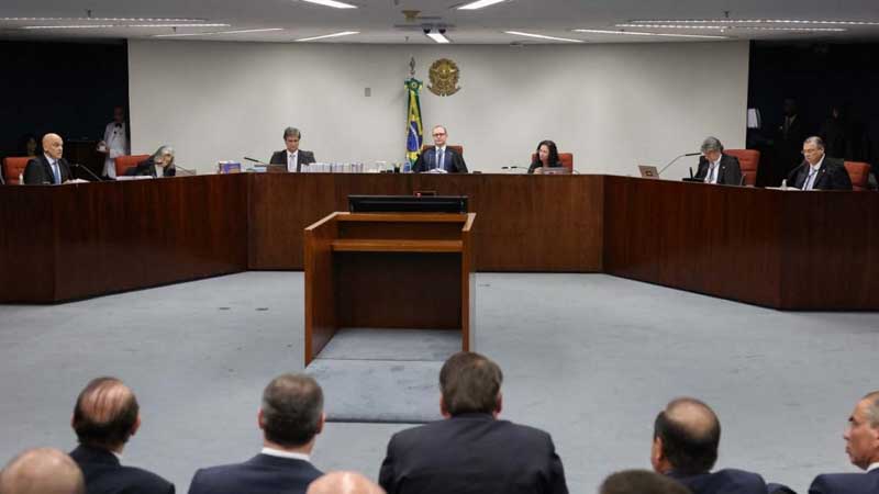 El fallo determinó que Bolsonaro no podrá apelar al pleno del STF y que solo resta definir la duración de la pena. El voto decisivo lo emitió el presidente de la sala, Cristiano Zanin, quien señaló que las pruebas acreditaron la intención de los acusados de “romper el estado democrático de derecho”.