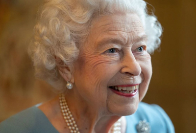 Siete décadas de reinado para una monarca de 96 años que dio 42 veces la vuelta al mundo. A sus 96 años, la reina Isabel es también la monarca reinante más anciana del mundo.