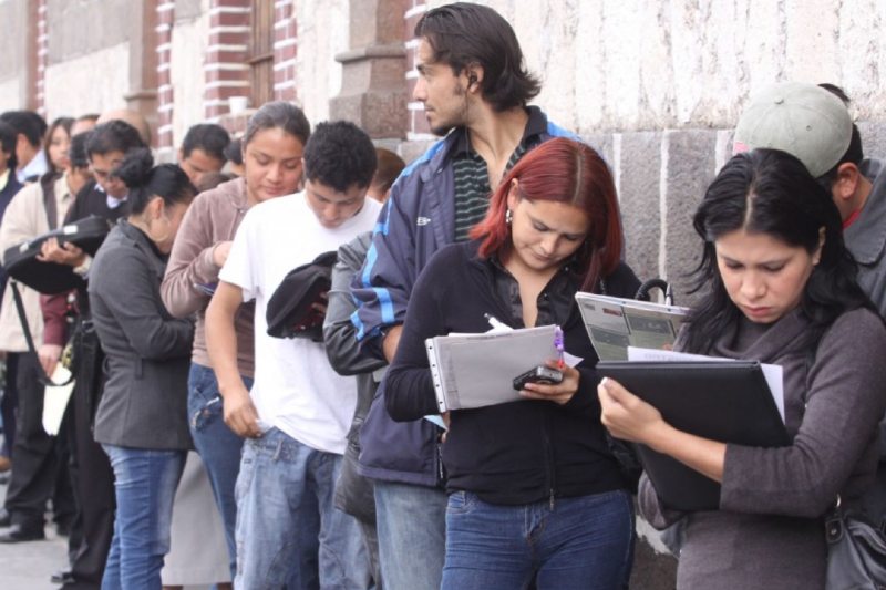 Teniendo en cuenta que el 40% de los argentinos cree que el título universitario es menos importante para conseguir empleo, el Indec informó que el 73,8% de las personas desocupadas poseen hasta el secundario completo, y el resto, un 26,2% cuenta con estudios superiores o universitarios, ya sean completos o incompletos.