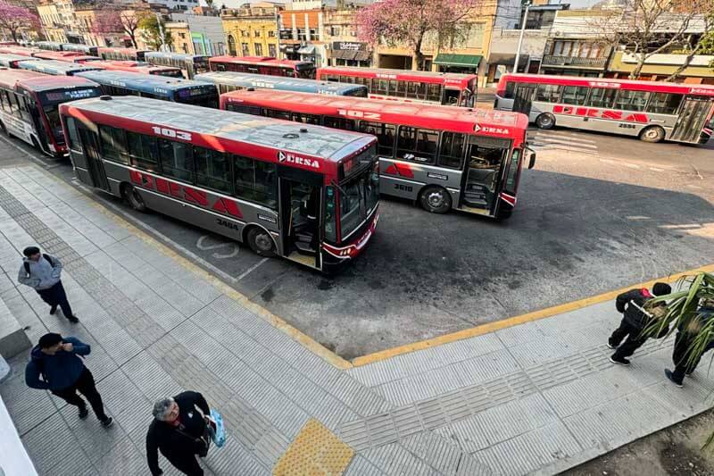 Están reunidos desde las 9 y lo harán hasta las 11, y luego desde las 19 y hasta las 21, en las cabeceras de las diferentes líneas y ramales, y en el puerto, donde habitualmente realizan sus descansos.