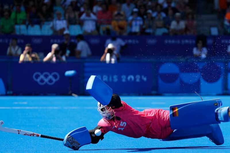 Viktoria Huse había puesto al frente a las europeas tras un penal sancionado en el cierre del último cuarto, pero en los últimos segundos Julieta Jankunas lo empató tras un córner corto. La propia Jankunas y Díaz de Armas marcaron en los penales, donde la arquera argentina fue clave para la victoria al atajar los tres disparos de las alemanas.