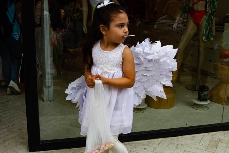 Por la mañana las calles del centro de la ciudad se llenaron de niños vestidos como angelitos, quienes recorren los locales comerciales cantando, pidiendo bendiciones y dulces.