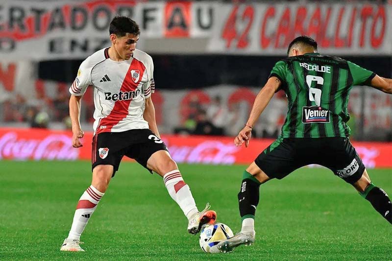 Por su parte, San Martín de San Juan, aunque intentó responder, no logró superar la defensa de River. Tuvieron una de sus mejores oportunidades con un remate de Ignacio Maestro Puch que impactó en el travesaño, pero no fue suficiente para cambiar el rumbo del encuentro. A pesar de los esfuerzos, el equipo sanjuanino no pudo evitar la derrota ante un River dominante.