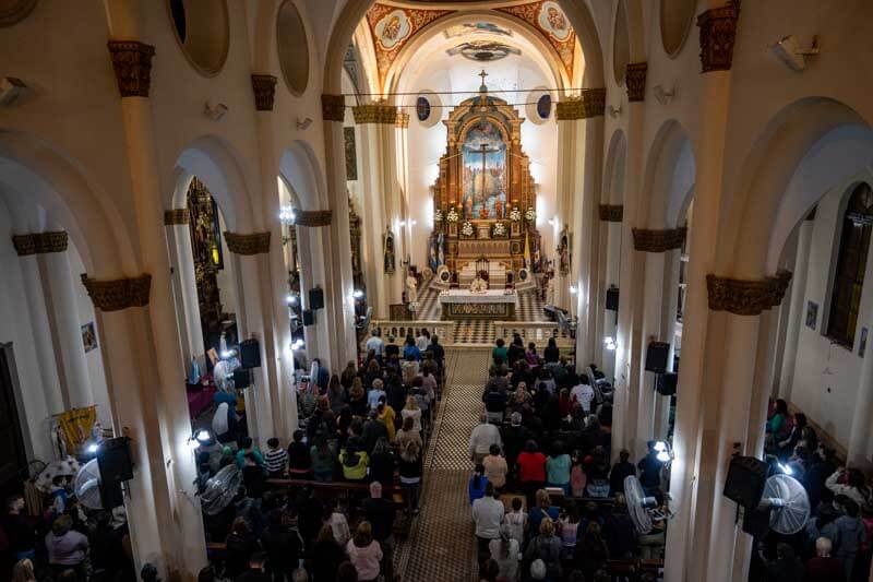 La festividad se tiñó de fervor religioso, congregando a una multitud de fieles en la misa. En esta ocasión los niños de la catequesis se destacaron en la asamblea, aportando su inocencia y alegría.