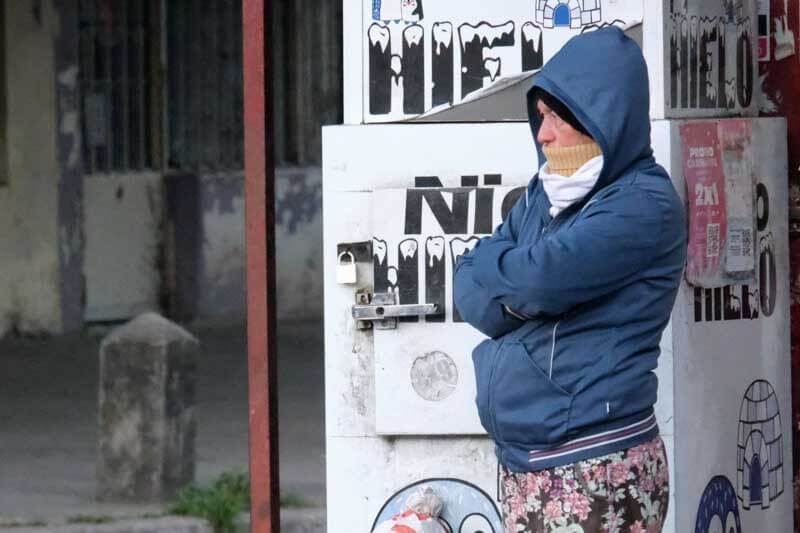 El organismo emitió una alerta amarilla por frío extremo que afecta a localidades como Concepción, Mercedes, Curuzú Cuatiá, San Roque y Sauce. Aunque se espera que julio comience con un nuevo descenso térmico, e incluso una posible ola polar, hacia mediados de mes se prevé un ascenso progresivo de la temperatura. El informe trimestral indica que, salvo el noreste argentino, el invierno será más cálido de lo habitual en la mayor parte del país.